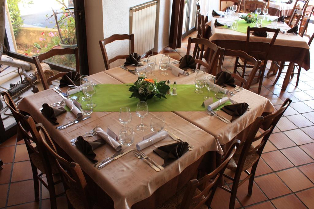 Logis Hotel Restaurant Le Flamant Rose Camargue Albaron ภายนอก รูปภาพ