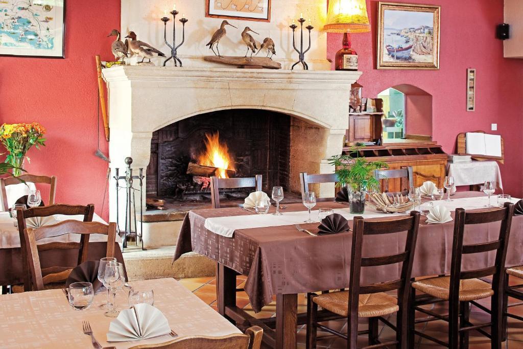 Logis Hotel Restaurant Le Flamant Rose Camargue Albaron ภายนอก รูปภาพ
