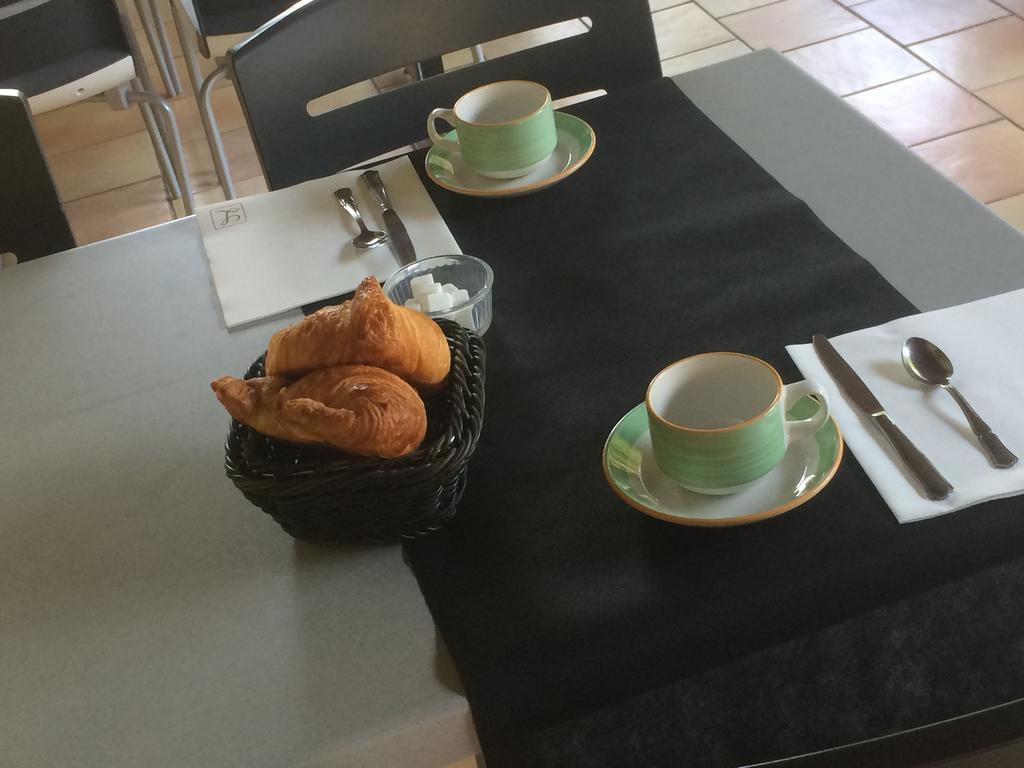 Logis Hotel Restaurant Le Flamant Rose Camargue Albaron ภายนอก รูปภาพ